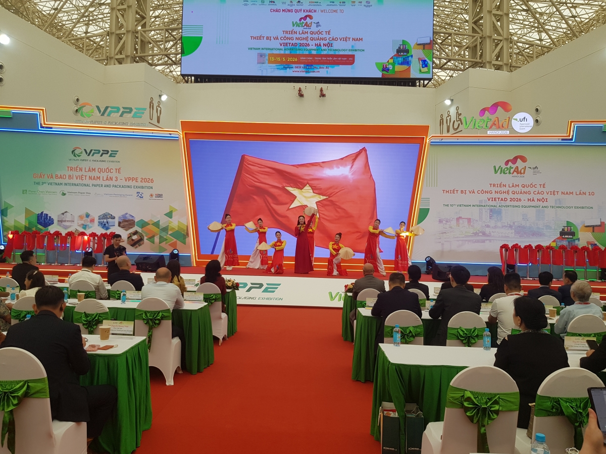 Biểu diễn văn nghệ chào mừng