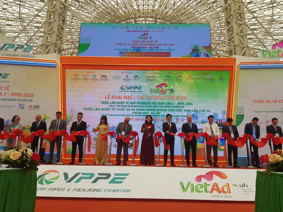 Delegates cut the ribbon to launch the twin exhibitions, the 3rd Vietnam International Paper and Packaging Exhibition (VPPE 2026) and the 10th Vietnam International Advertising Equipment and Technology Exhibition (VietAd 2026 ), held at the Vietnam Exposition Center in Dong Anh commune, Hanoi, May 13, 2026. (Photo: Ngoc Anh/VOV)