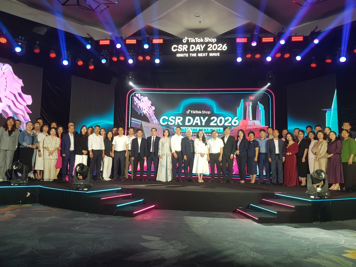 Các đại biểu chụp ảnh lưu niệm.