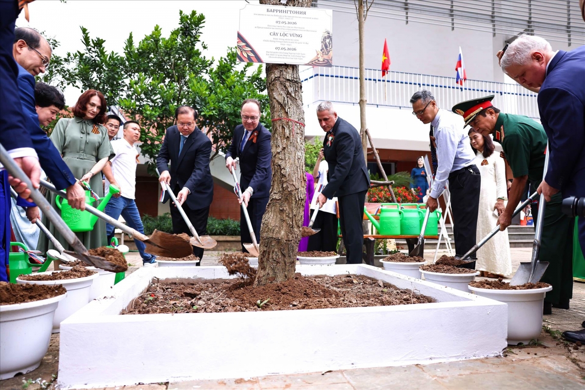 Đại biểu trồng cây lưu niệm. Ảnh: Thanh Tùng/TTXVN