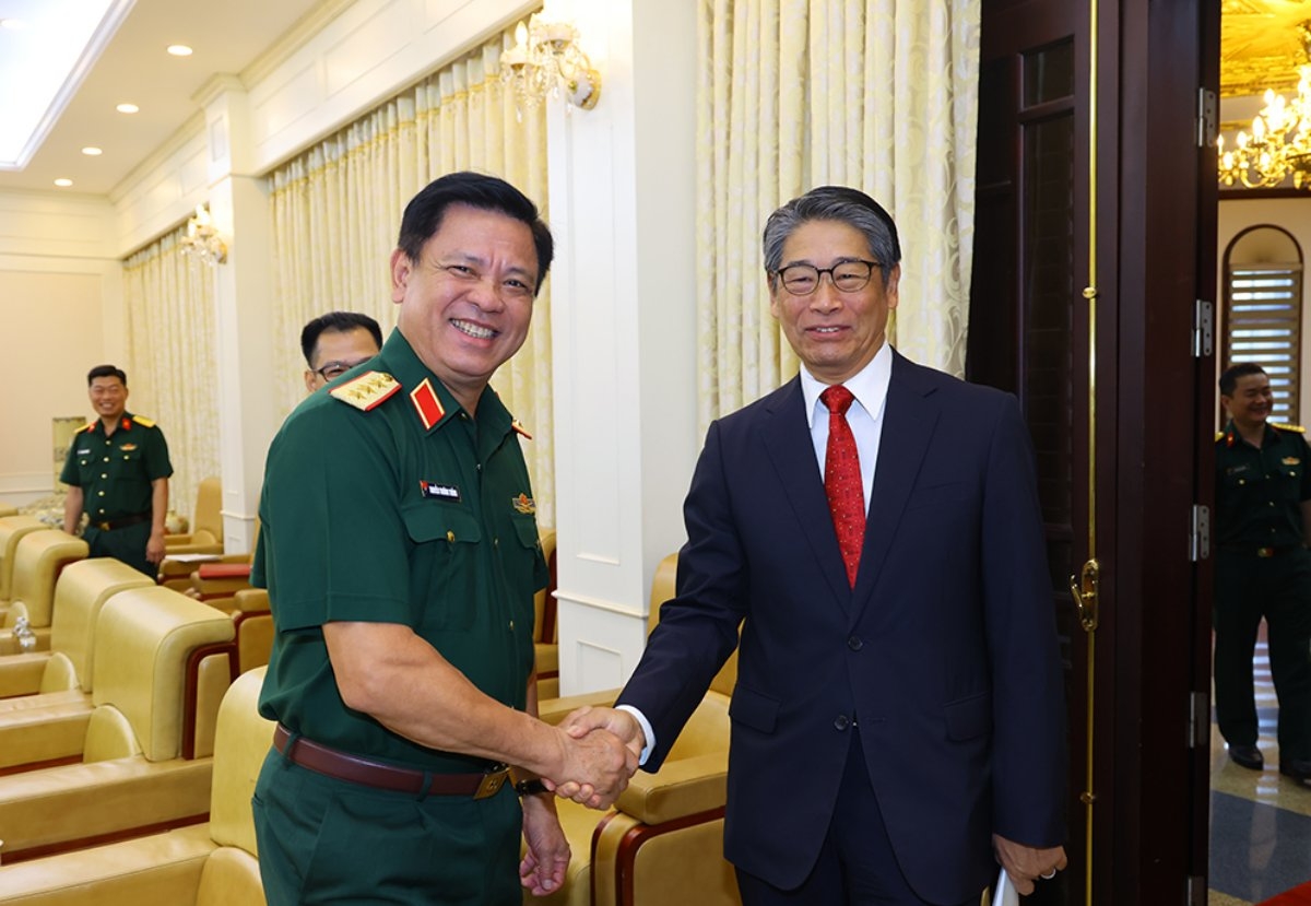 Letnan Jenderal Nguyen Truong Thang (kiri) dan Dubes Jepang untuk Vietnam, Ito Naoki (Foto: Kemhan Vietnam)