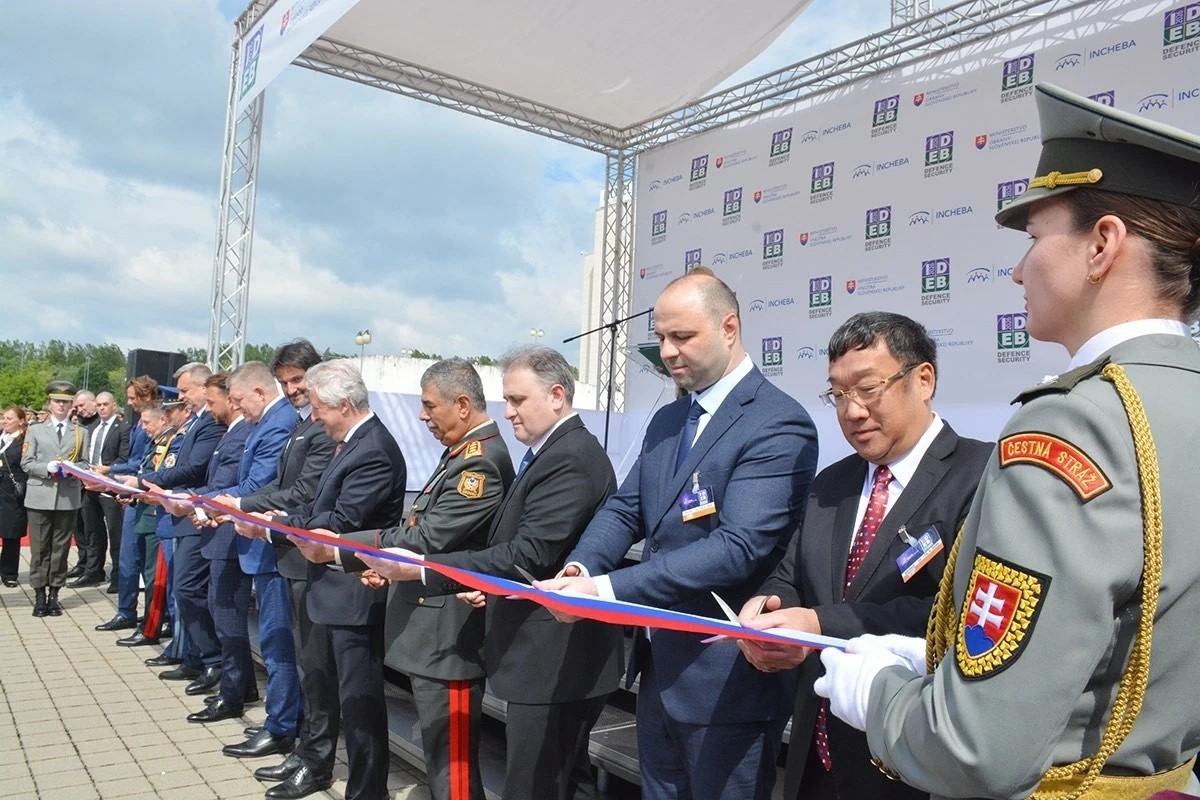 Delegados cortando la cinta para inaugurar la Exposición Internacional de Tecnología de Defensa y Seguridad de Bratislava (IDEB 2026). Foto: Embajada de Vietnam en Eslovaquia