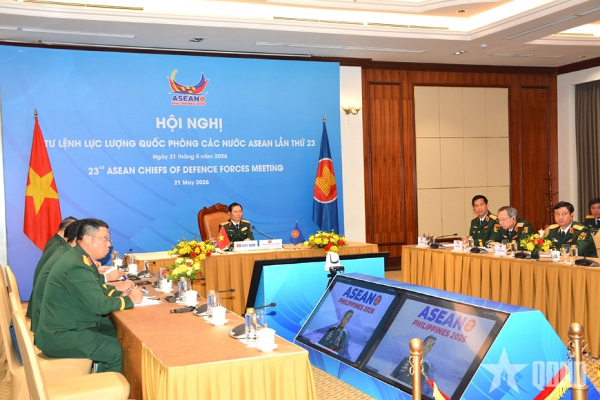 La delegación de alto nivel del Ministerio de Defensa de Vietnam, encabezada por el general Nguyen Tan Cuong, miembro del Comité Central del Partido Comunista, jefe del Estado Mayor del Ejército Popular y viceministro de Defensa, asiste a la conferencia desde Hanói. Foto: qdnd.vn