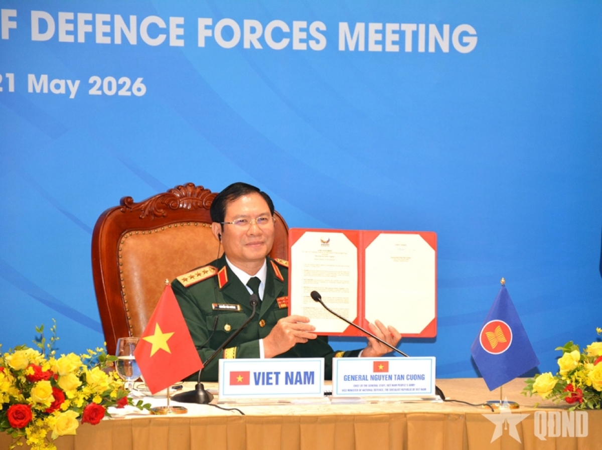 Jenderal Nguyen Tan Cuong menandatangani Pernyataan Bersama tentang “Bersama-sama Menjamin Masa Depan Kita”. Foto: qdnd.vn