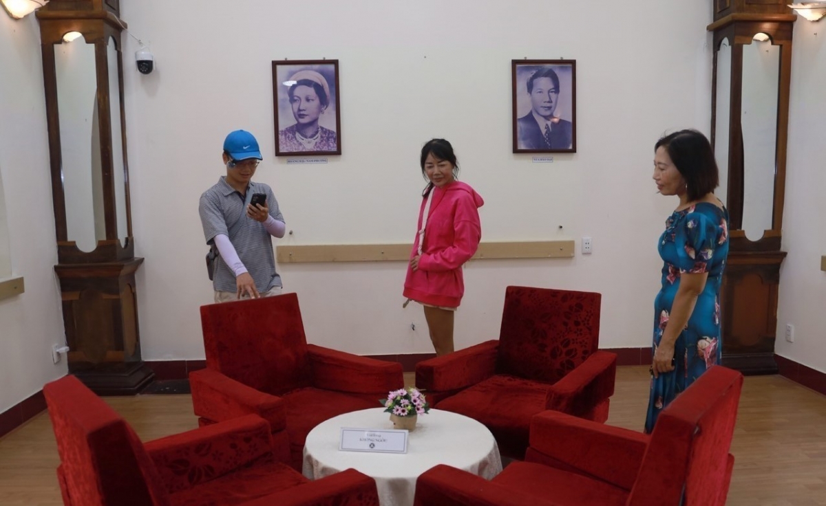 바오다이 황제의 접견실을 관람하고 있는 관광객들 (사진: 쑤안 찌에우/베트남 통신사)
