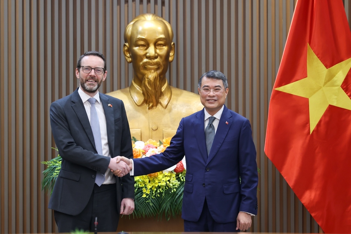 El primer ministro Le Minh Hung (derecha) recibe al embajador del Reino Unido de Gran Bretaña e Irlanda del Norte en Vietnam, Iain Frew. Foto: VGP/Nhat Bac