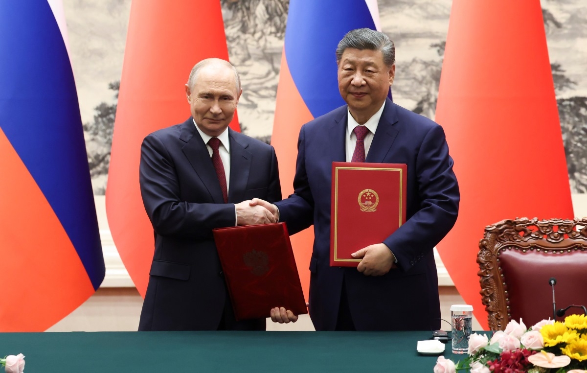 El presidente de Rusia, Vladimir Putin (izquierda), y su homólogo chino, Xi Jinping, firman acuerdos en el Gran Salón del Pueblo en Bejing, China, el 20 de mayo de 2026. Foto: Maxim Shemetov/AP
