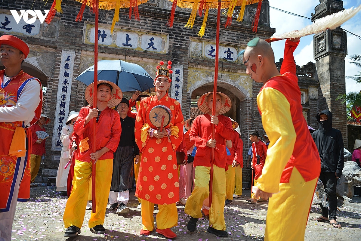 Sau 3 hồi trống chiêng, Ông Hiệu Trung quân ra trước đền.