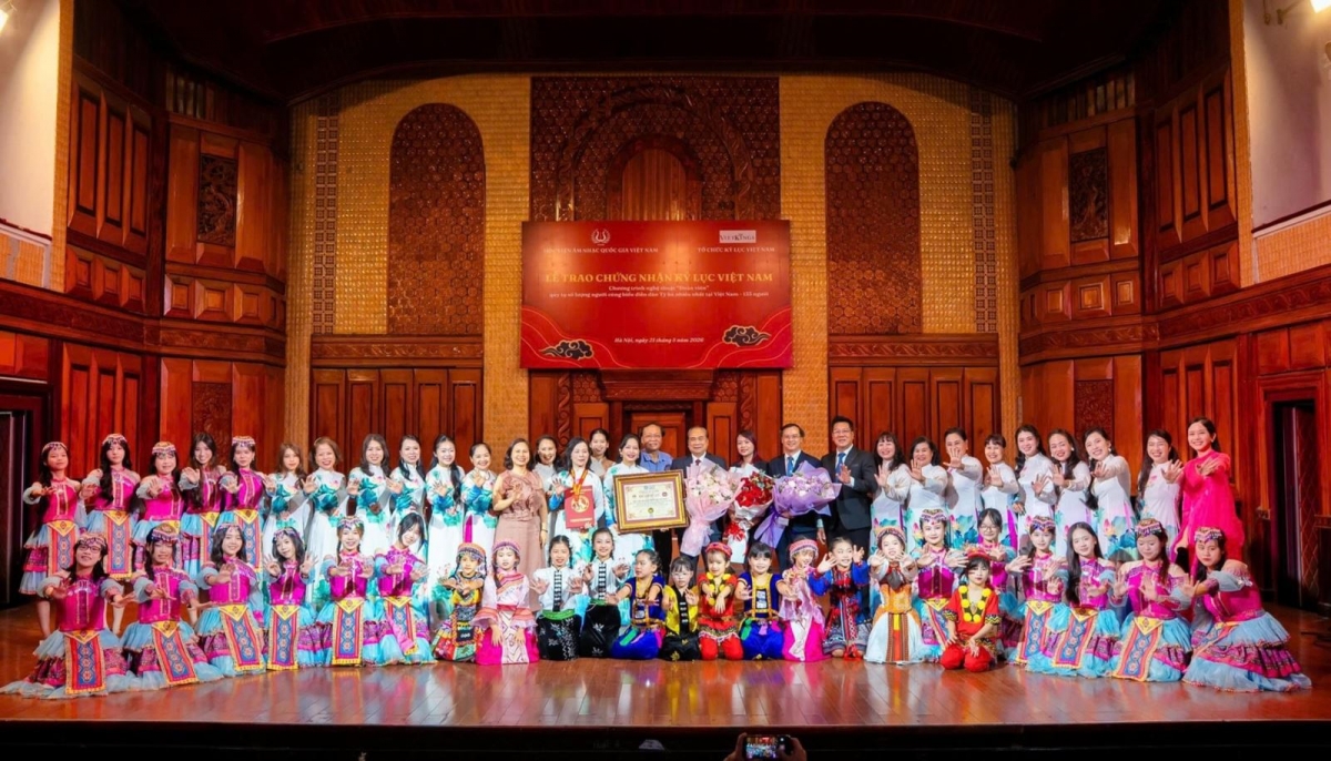 Die Leiter der Vietnamesischen Nationalen Musikakademie und Künstler des Kunstprogramms „Wiedervereinigung“ nach der Pipa-Aufführung in Hanoi. (Foto: baotintuc.vn)