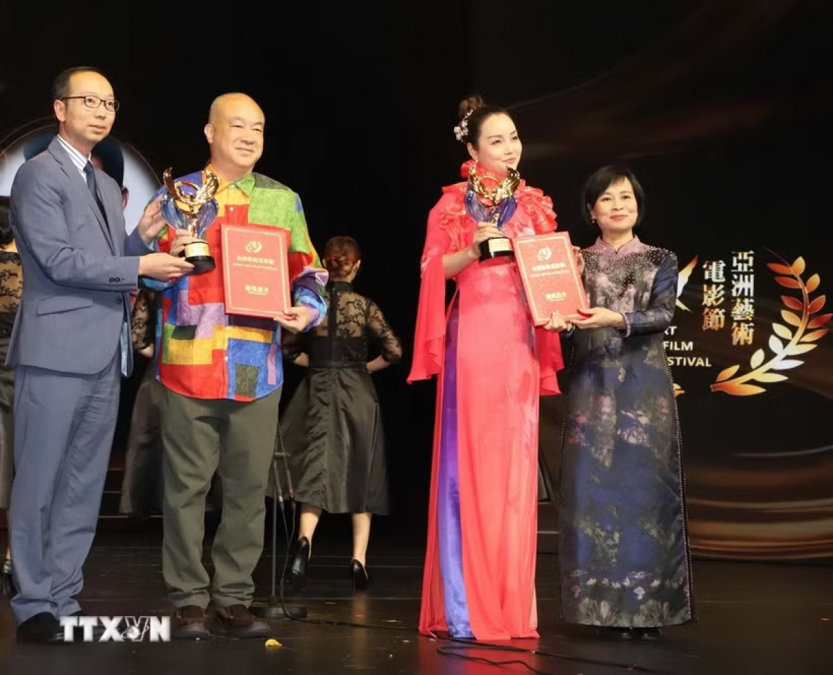 Generalkonsul Le Duc Hanh und die vietnamesische Kulturbotschafterin Mai Thu Huyen bei der Preisverleihung. (Foto: Xuan Vinh/VNA)