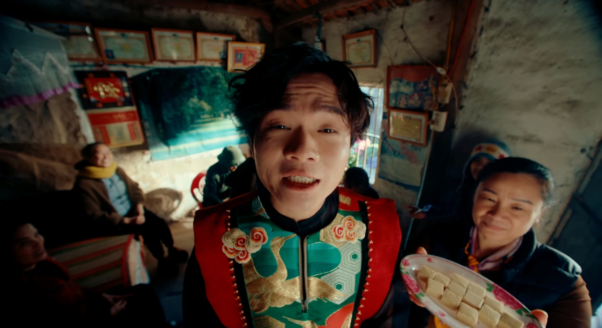 Songwriter and singer Tuan Cry enjoys Tra Lam tofu, a centuries-old specialty of Bac Ninh, in his music video "Bac Bling". (Photo: Screenshot)
