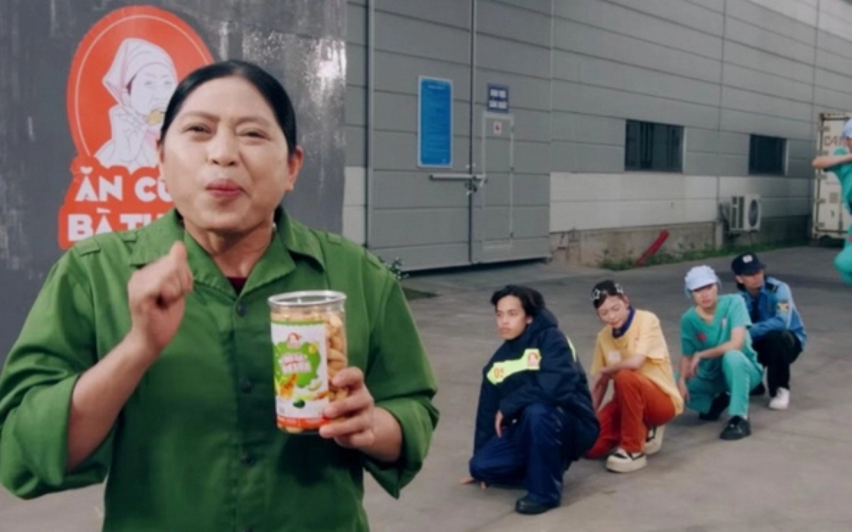A scene from the music video "Bà Tuyết Hơi Non" (Photo: Screenshot)