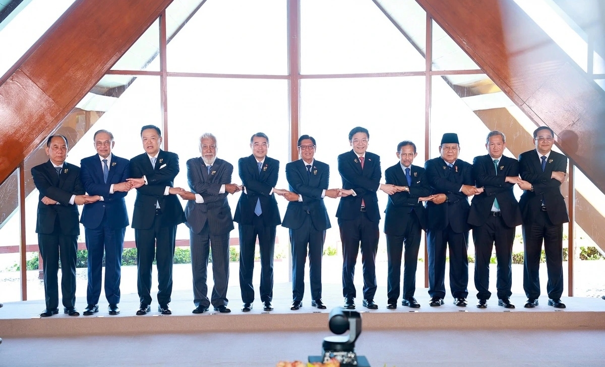 PM Le Minh Hung dan para pemimpin peserta sidang tersebut (Foto: Lai Hoa/VOV)