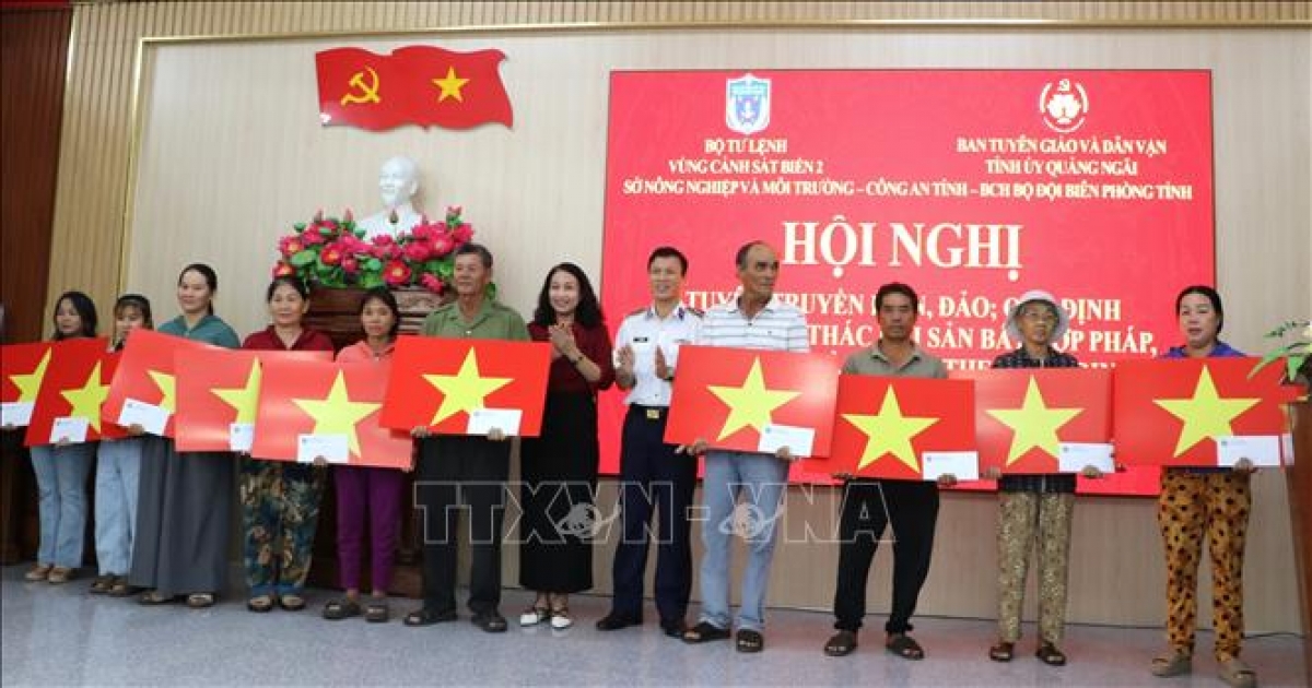 Ban tổ chức trao tặng quà, cờ tổ quốc cho ngư dân. Ảnh: Đinh Hương/TTXVN