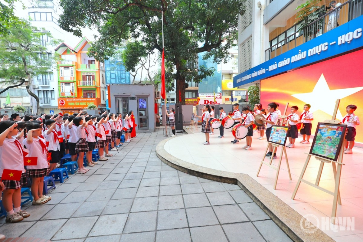 参加活动前，师生们举行升旗仪式。