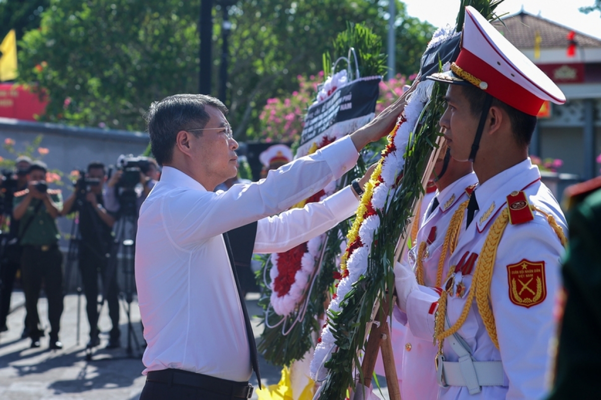 Premierminister Le Minh Hung nimmt an der Gedenk-, Trauer- und Beisetzungszeremonie für sterbliche Überreste gefallener Soldaten teil. (Foto: VGP/Nhat Bac)
