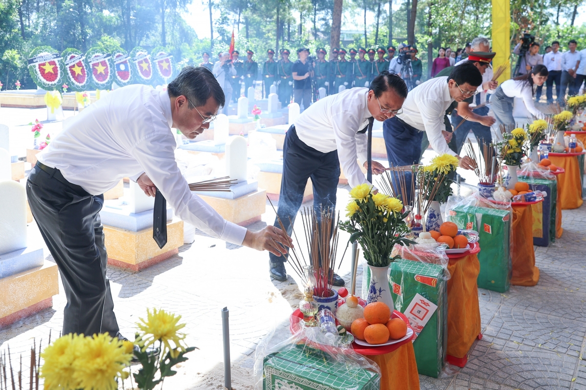 PM Le Minh Hung offers incense in tribute to the 28 soldiers and experts at Road 9 National Martyrs’ Cemetery, Quang Tri, May 23, 2026.