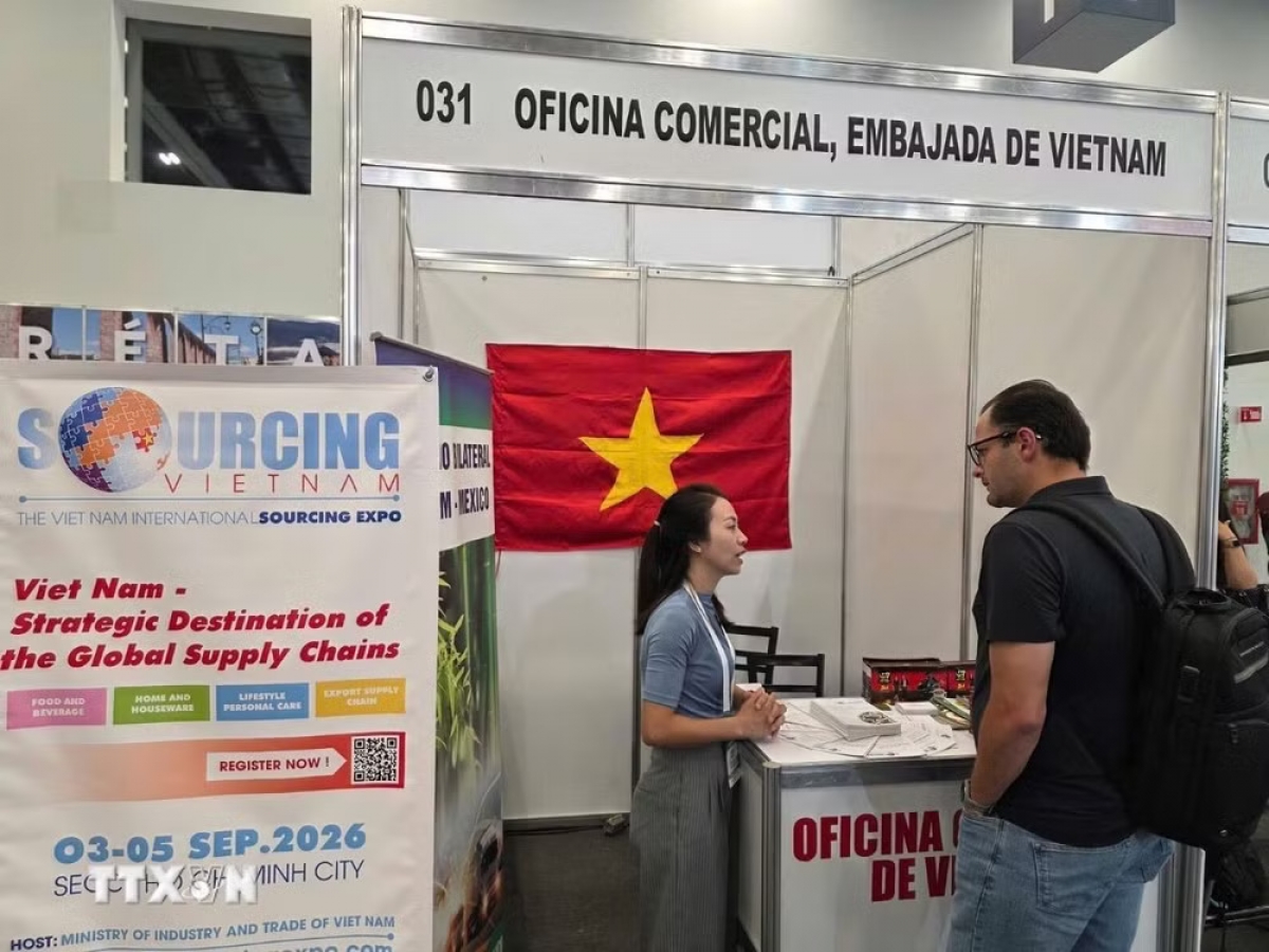 Empresas internacionales visitan el stand vietnamita para tener más información sobre el mercado de Vietnam. Foto: VNA