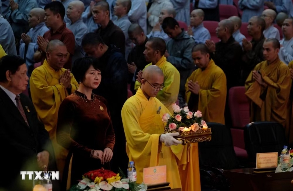 
Delegates perform rituals during the opening ceremony of Vesak 2026, Da Lat, May 23, 2026. (Photo: VNA/Nguyen Dung)
