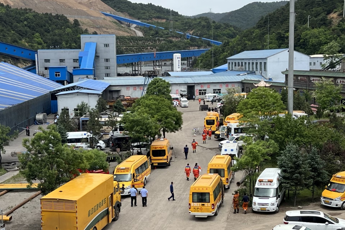 Rettungskräfte sind am Unglücksort im Kohlebergwerk Liushenyu im Kreis Qinyuan in der chinesischen Provinz Shanxi am 23. Mai 2026. (Foto: cnsphoto via REUTERS)
