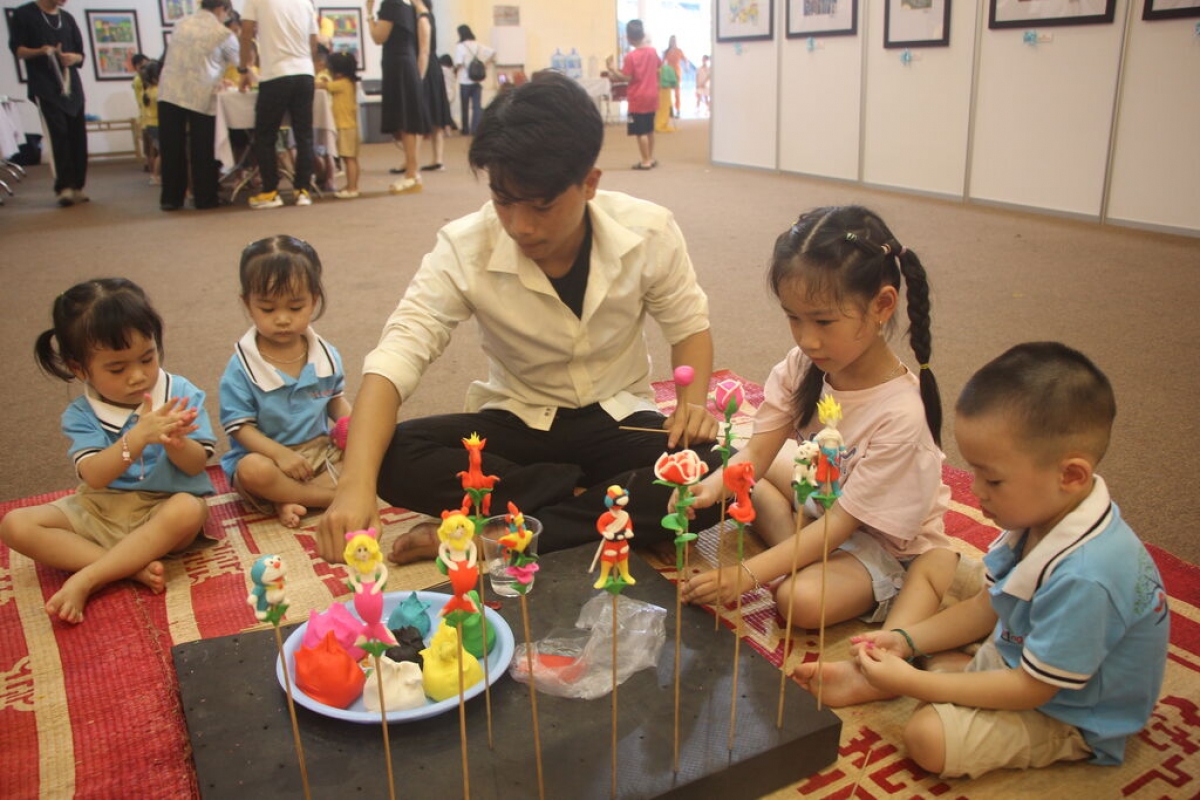 Thiếu nhi tham gia trải nghiệm, thực hành, sáng tạo và khám phá trong Ngày hội. Ảnh: TTXVN