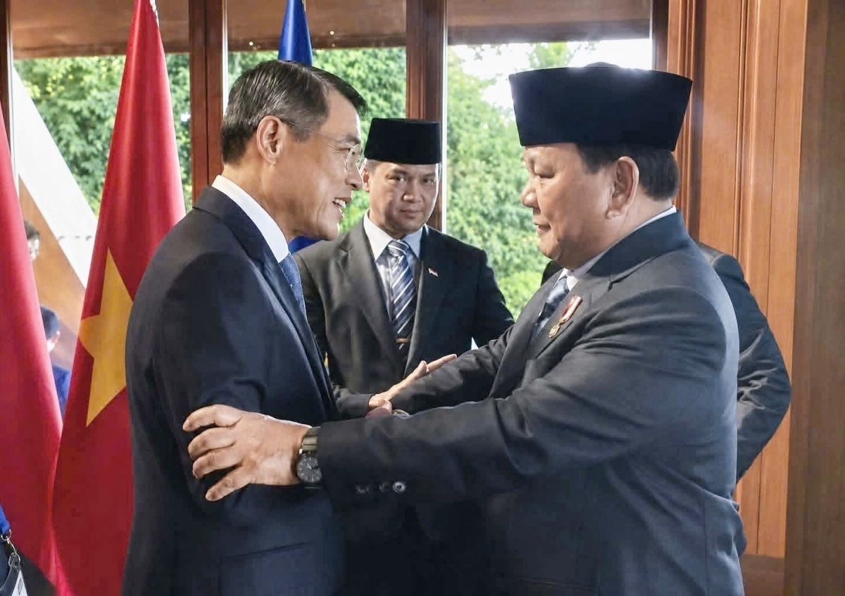 PM Le Minh Hung (kiri) dan Presiden Indonesia, Prabowo Subianto (Foto: Duong Giang/VNA)