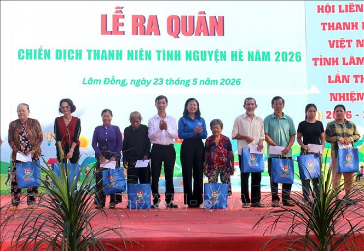 主催者、地域の政策対象世帯に贈り物を配布（写真：Hồng Hiếu/TTXVN）
