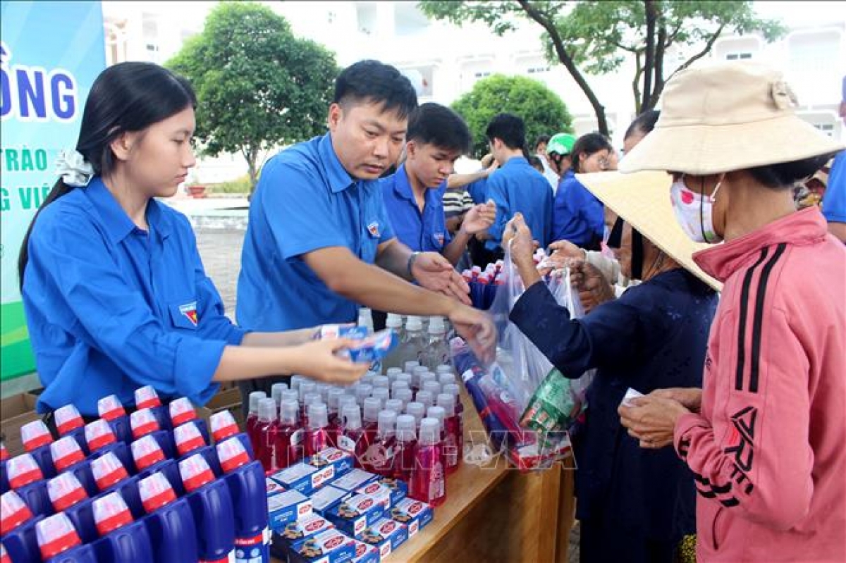 主催者、出発式後に住民向け無料「0ドンブース」を展開（写真：Hồng Hiếu/TTXVN）