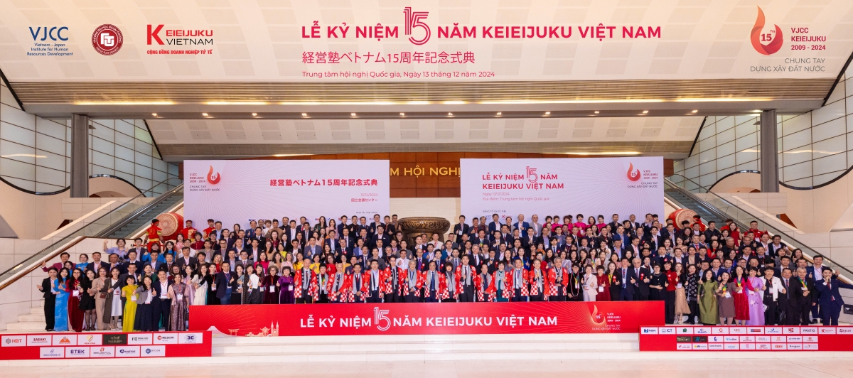 ２０２４年、ハノイで開催された<br>
経営塾１５周年記念式典。