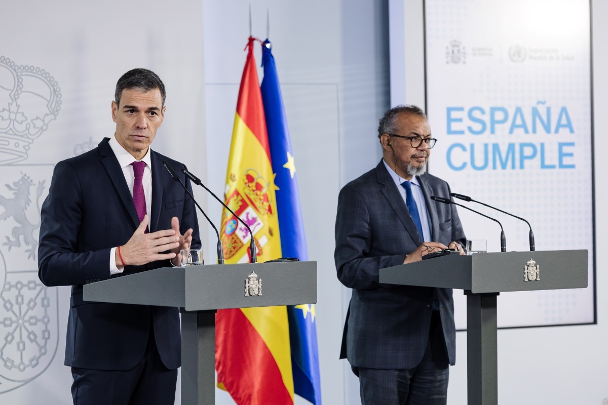 Thủ tướng Tây Ban Nha Pedro Sánchez (bên trái) và Tổng Giám đốc Tổ chức Y tế Thế giới (WHO) Tedros Adhanom Ghebreyesus tham dự cuộc họp báo tại Cung điện Moncloa ở Madrid, thứ Ba, ngày 12/5/2026. Ảnh: Carlos Luján/Europa Press/AP
