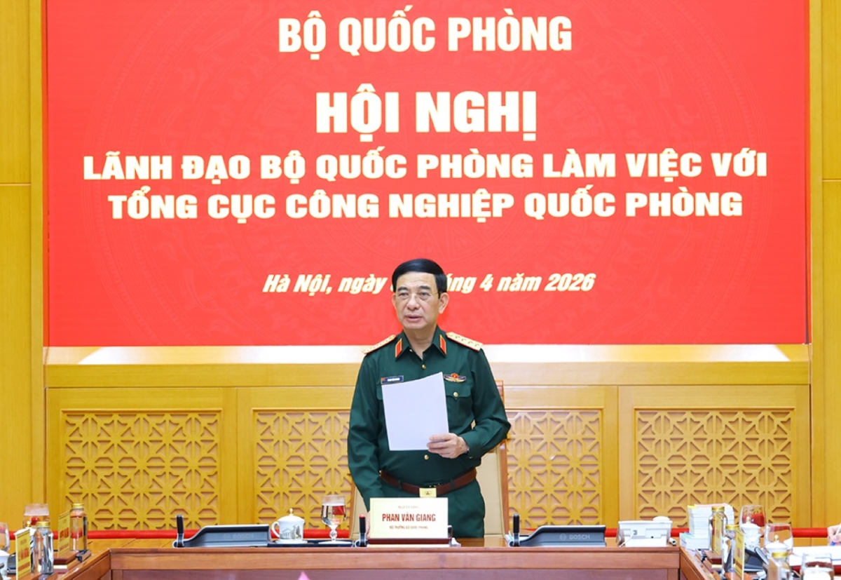 Le vice-Premier ministre et ministre de la Défense, Phan Văn Giang, s’exprime lors d’une séance de travail avec la Direction générale de l’industrie de défense. Photo: Ministère de la Défense