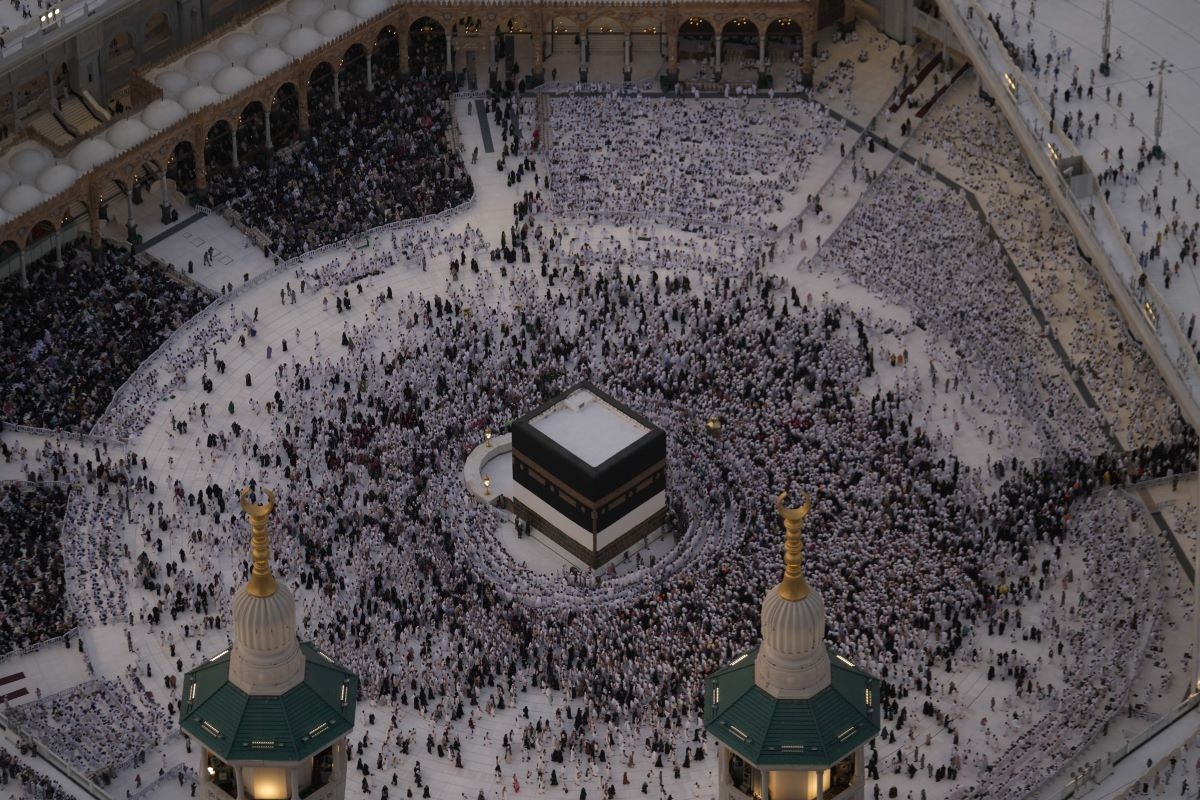 2026年5月24日、サウジアラビア・グランドモスクで、毎年恒例のハッジの中、立方体の聖殿カアバの周囲を巡る巡礼者たち（写真：AP/Altaf Qadri）