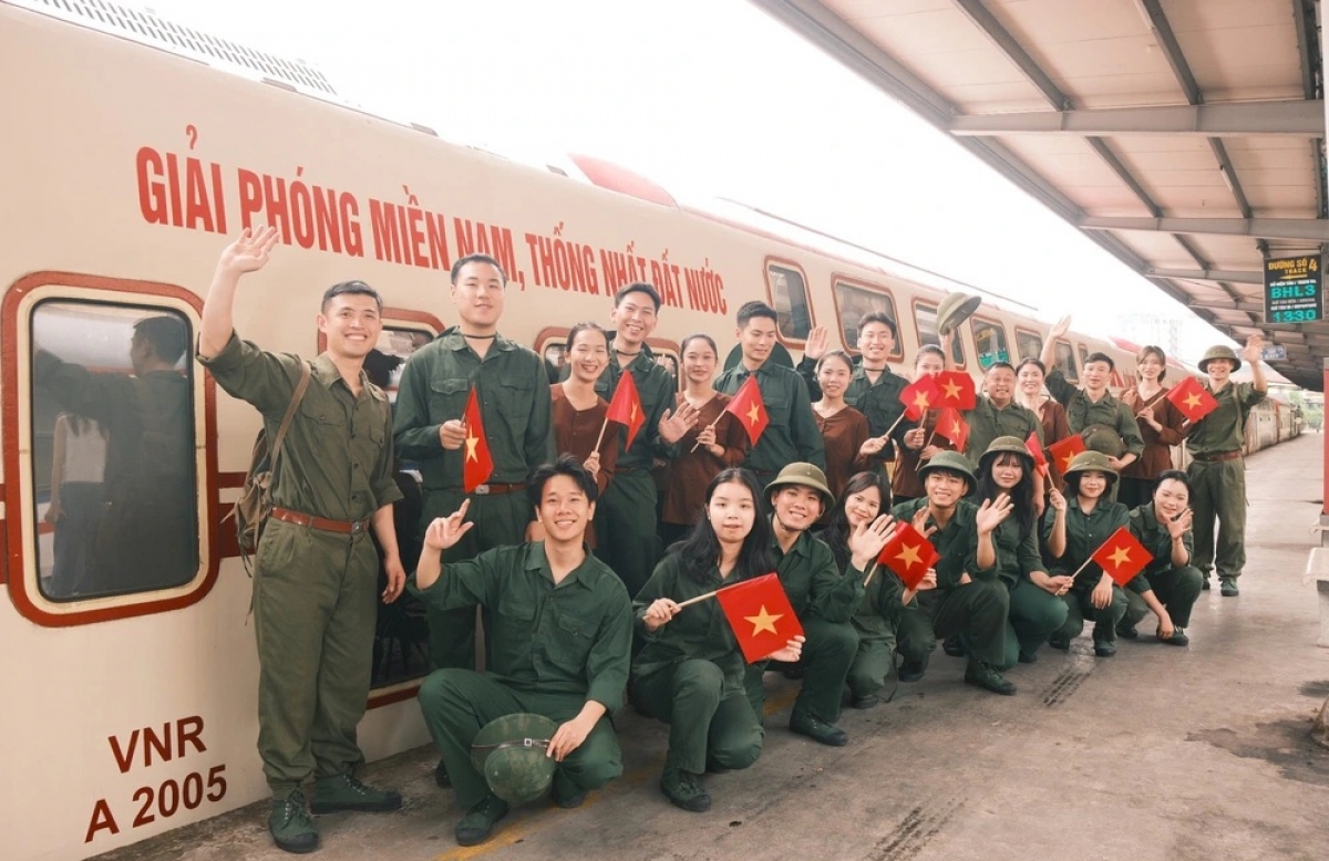 Chuyến tàu "Hà Nội 5 cửa ô" trong dịp 30/4 - 1/5 không đơn thuần là một sản phẩm du lịch, mà là một thử nghiệm đáng chú ý trong việc làm mới cách kể chuyện lịch sử. Ảnh: Báo Thể thao &amp; Văn hoá