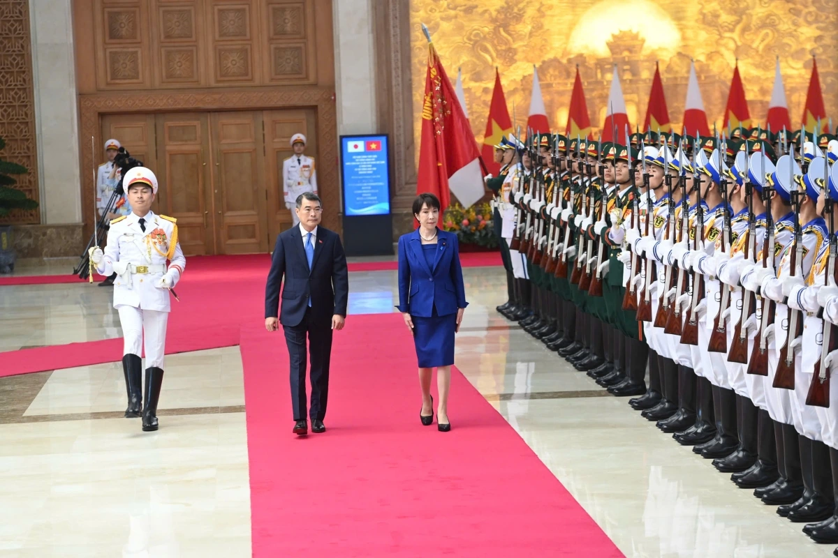 両首相、ベトナム人民軍儀仗隊の閲兵