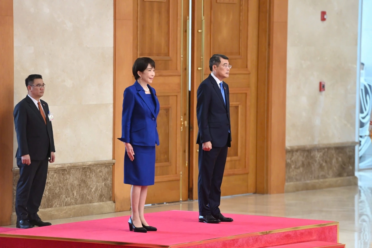 両首相、儀礼台で両国国歌演奏