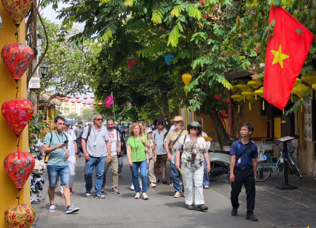 Turistas internacionales visitan la antigua ciudad de Hoi An. Foto: Quoc Dung/VNA