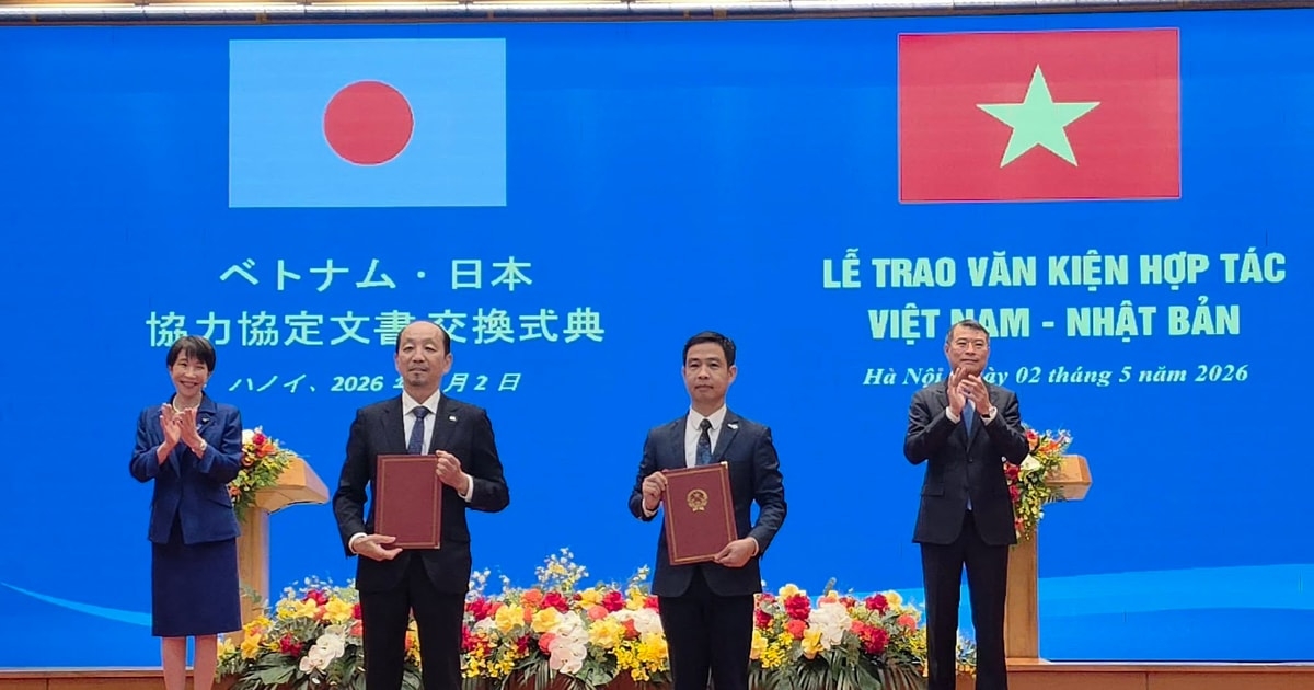 Dr. Le Xuan Huy, Deputy Director General of the VNSC, and Yasuo Ishii, Senior Vice President of JAXA, sign and exchange the amended agreement (Photo: VJST)