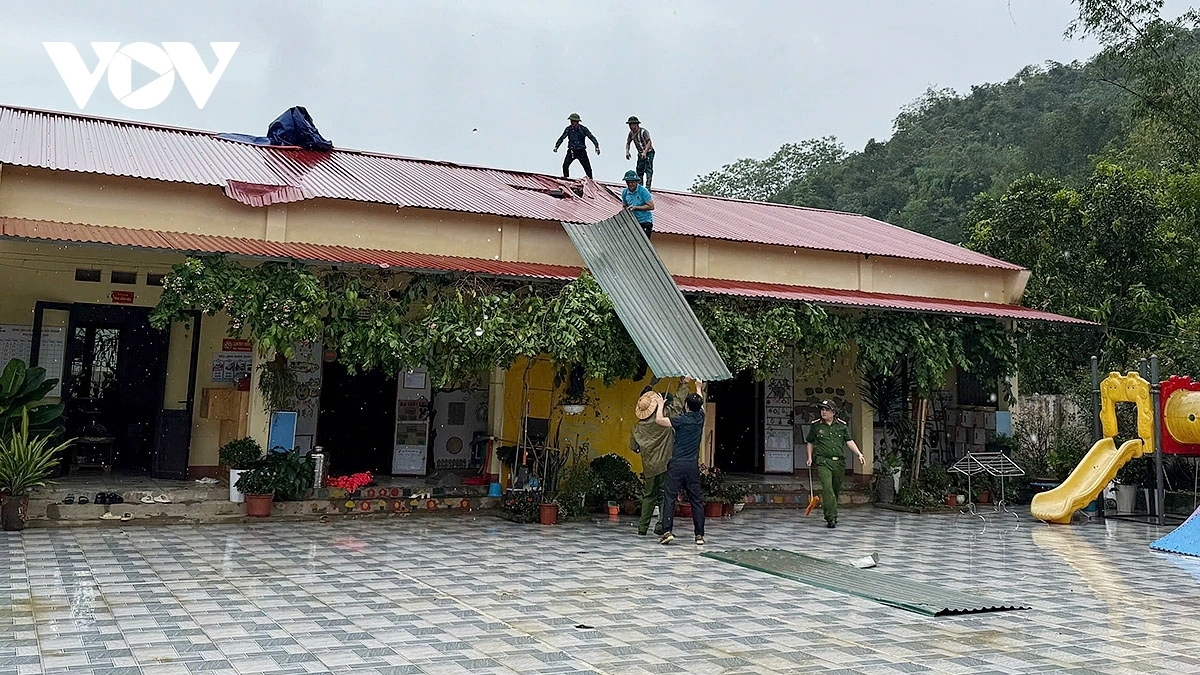 Local authorities and residents of Tan Ky Commune repair damaged classrooms (Photo: VOV)