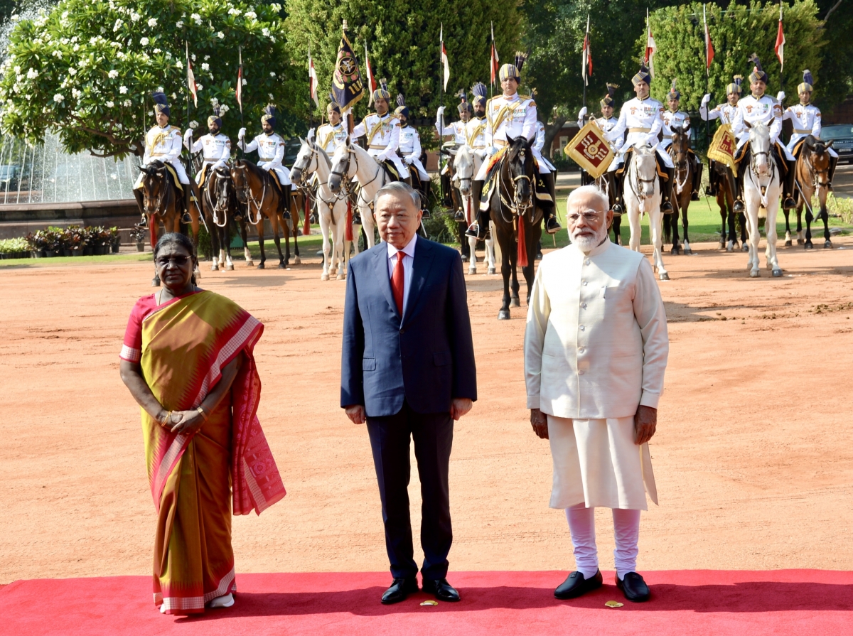 La presidenta de la India, Droupadi Murmu, y el primer ministro Narendra Modi presiden la ceremonia de bienvenida al secretario general del Partido Comunista y presidente de Vietnam, To Lam. Foto: VOV