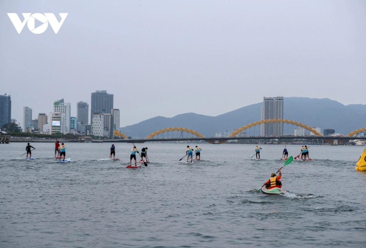 다낭에서 SUP(스탠드업 패들보드)을 체험하는 광광객과 시민들 (사진: VOV)