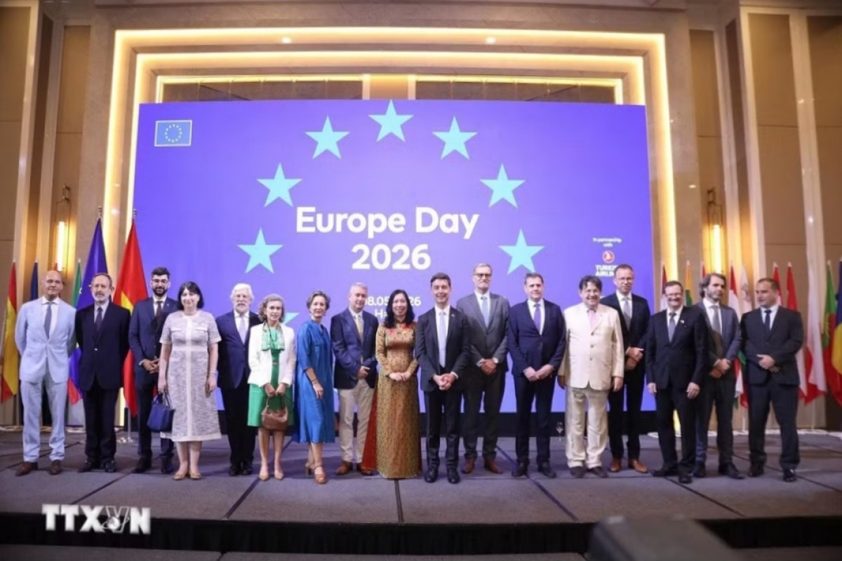 Die Teilnehmer posieren bei der Zeremonie für ein Gruppenfoto. (Foto: Viet Duc/VNA)
