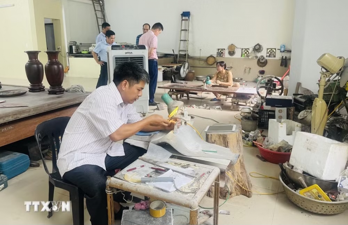 Los artesanos de Chuyen My se dedican con pasión a la creación de piezas de laca con incrustaciones de nácar, contribuyendo así a preservar esta tradición artesanal de su tierra natal. Foto: Tuyet Mai/VNA.