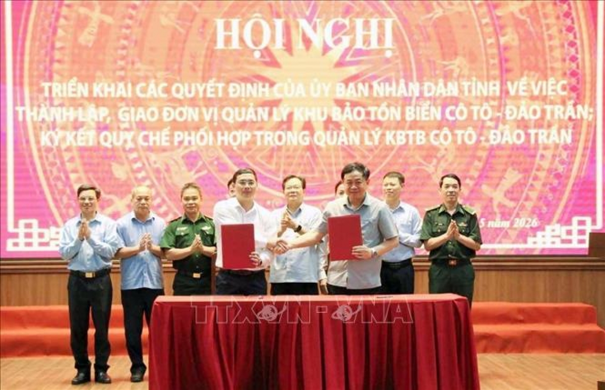 The Management Board of the Ha Long Bay - Yen Tu World Heritage Site, in coordination with the People's Committee of the Co To Special Economic Zone, sign a cooperation agreement. (Photo: VNA)