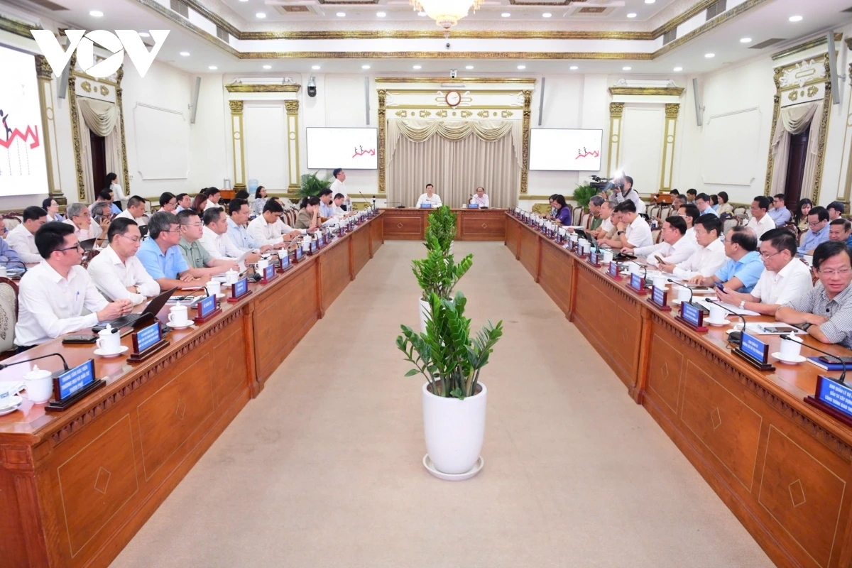 Toàn cảnh phiên họp đánh giá tình hình kinh tế - xã hội tháng 4 và 4 tháng đầu năm 2026 của TP.HCM. Ảnh: VOV