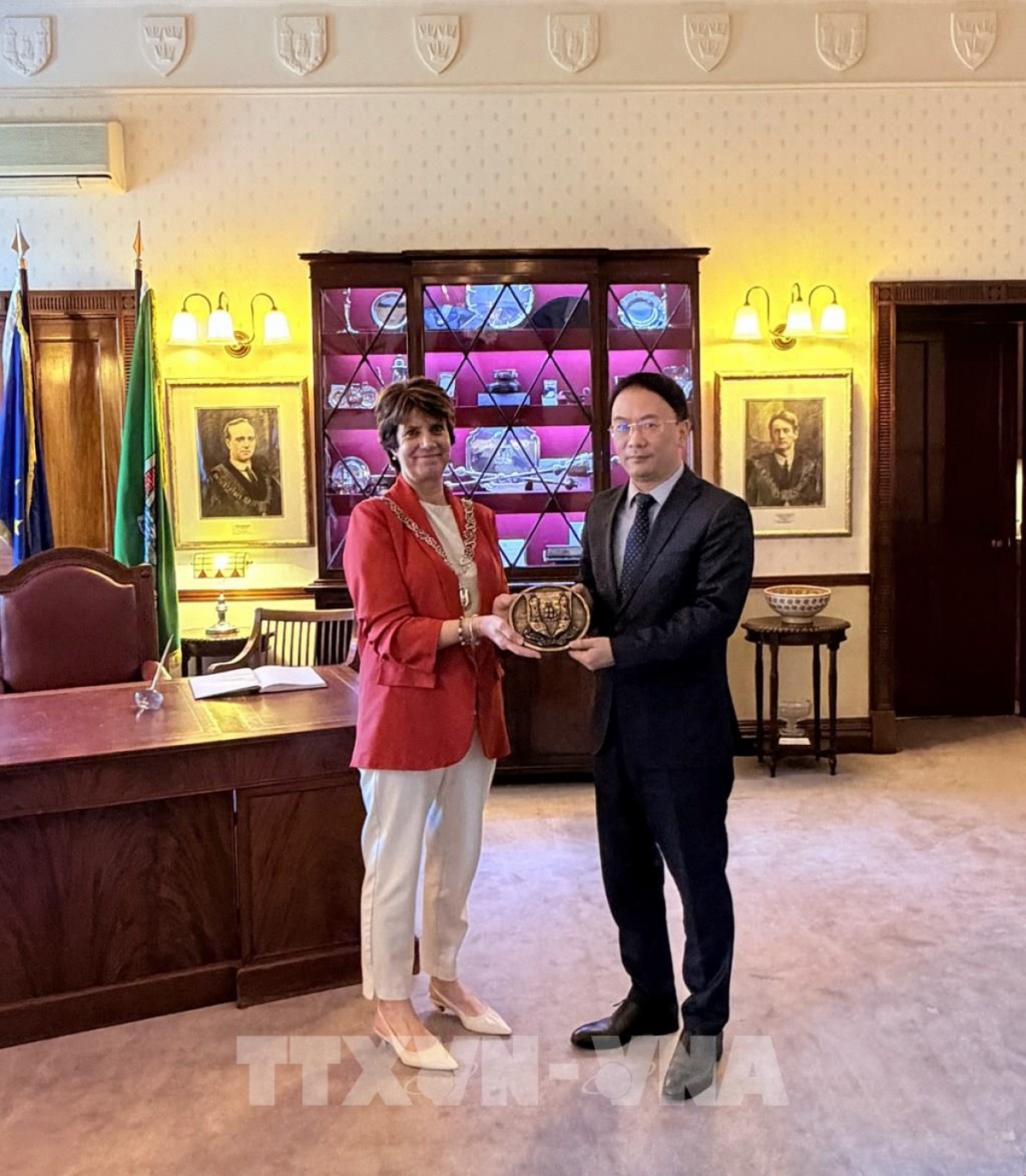Đại sứ Việt Nam tại Ireland Phạm Toàn Thắng chào xã giao Phó Thị trưởng thành phố Cork, bà Margaret McDonnell. Ảnh: TTXVN