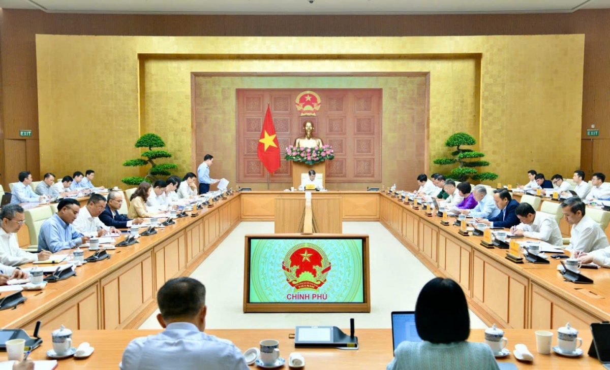 La reunión de trabajo del primer ministro Le Minh Hung con el Ministerio de Relaciones Exteriores. Foto: VOV