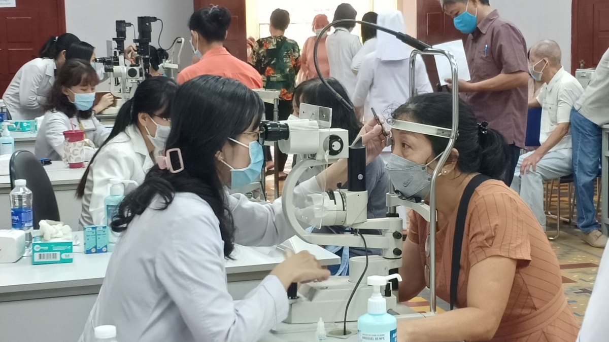 A glaucoma screening and consultation session is offered free of charge at the Ho Chi Minh City Eye Hospital (Photo: VNA)
