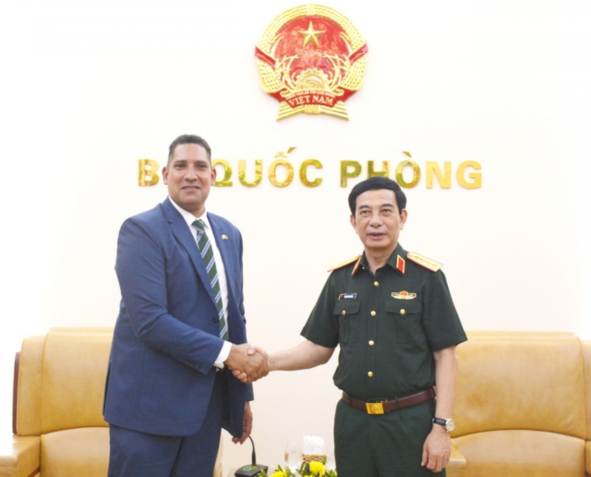 ឧបនាយករដ្ឋមន្ត្រី និងជារដ្ឋមន្ត្រីក្រសួងការពារប្រទេស លោក ផាន់ វ៉ាន់ យ៉ាង ទទួលជួបឯកអគ្គរដ្ឋទូតស៊ុយអែតប្រចាំនៅវៀតណាម លោក Johan Ndisi ។ រូបថត៖ VGP/Nguyen Hoang