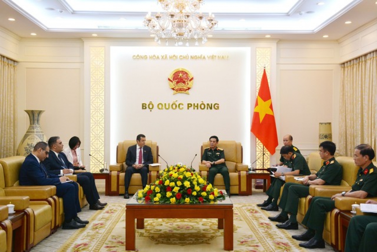 ファン・ヴァン・ザン副首相兼国防相とアルジェリア大使との会見の様子（写真：VGP/Nguyễn Hoàng）