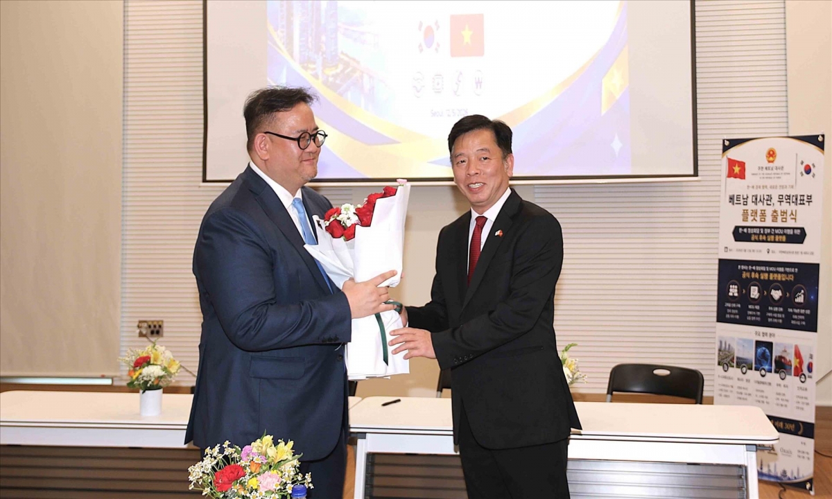 Đại sứ Vũ Hồ tặng hoa cảm ơn các doanh nghiệp Hàn Quốc.<br>
Ảnh: Khánh Vân - PV TTXVN tại Hàn Quốc